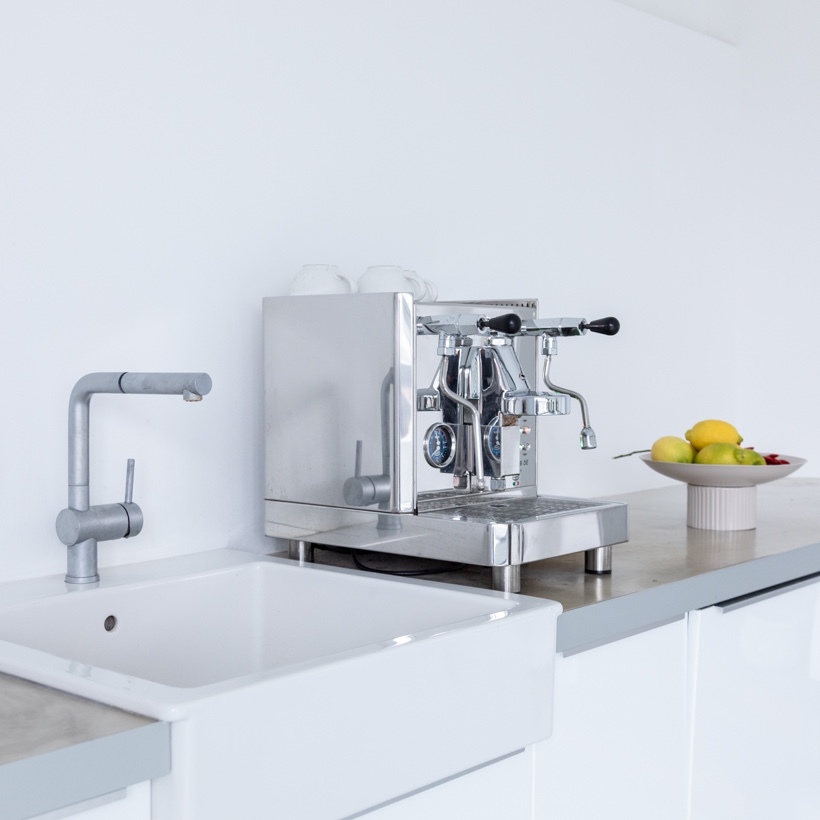Kaffeemaschine auf Küchenzeile Vorschaubild goot-oort.studio