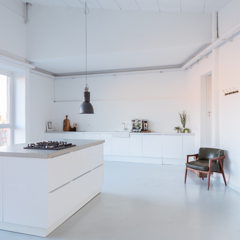 üchenblock vor Kuechenzeile mit Stuhl Vorschaubild goot-oort.studio