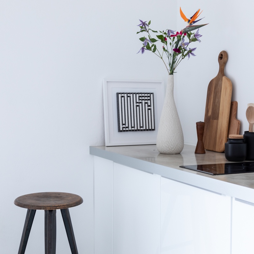 Küchenzeile mit Hocker und Vase Vorschaubild goot-oort.studio